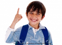 zdjęcie uśmiechnięty chłopiec wskazuje palcem do góry