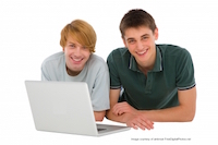 2 uczniów z laptopem